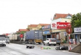 Va chạm xe máy, người đàn ông văng ra đường, bị xe container cán tử vong