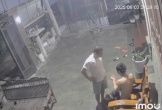 Người đàn ông bị 2 kẻ lạ mặt xông vào nhà hành hung trong đêm
