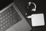 Sạc iPhone bằng bộ sạc của MacBook sẽ gây cháy nổ, hư pin?