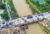 Tài xế ô tô tông hai xe máy rồi rơi sông đã tử vong