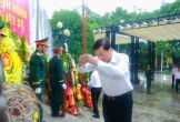 Chủ tịch UBND tỉnh Lê Hồng Vinh dâng hương tưởng niệm các Anh hùng liệt sĩ và tặng quà các gia đình chính sách trên địa bàn xã Vĩnh Tường