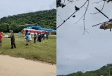 Video: Người dân bị cô lập tại vùng lũ Nghệ An xúc động khi trực thăng cứu trợ xuất hiện giữa bản làng
