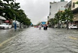 Mưa lớn khiến nhiều tuyến phố ở Nghệ An ngập sâu, phương tiện chết máy