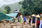 Sẻ chia hàng cứu trợ cho người Lào: 'Nghĩa tình không biên giới'