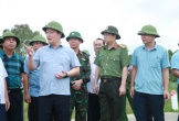 Đồng chí Đại tá Đinh Việt Dũng, Ủy viên Ban Thường vụ Tỉnh ủy, Giám đốc Công an tỉnh tham gia kiểm tra công tác ứng phó bão số 5