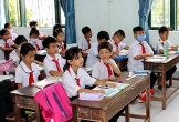 Đâu chỉ đồng phục học sinh, cả cặp, bìa bọc sách, tập vở cũng 'độc quyền' hình cổng trường