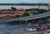 Cháy bãi xe dưới chân cầu Vĩnh Tuy