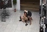 Bị giật túi xách, cô gái tung đòn hạ gục tên cướp trong tích tắc