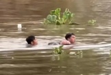 Hai thanh niên dũng cảm bơi ra dòng sông cứu người đuối nước