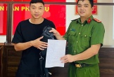 Cán bộ Công an phường Vinh Phú nhặt được của rơi, trả lại người đánh mất