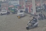 Mẹ bị ô tô cán tử vong khi đang ngồi chờ con trai đổ xăng