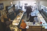 Video vụ cướp như 'đi giật cô hồn' tiệm vàng người Việt ở San Jose