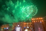 Pháo hoa rực sáng trên phố biển Cửa Lò, kỳ vọng năm mới vươn mình mạnh mẽ