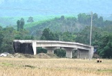 Cây cầu 'cụt' ở Nghệ An: Đầu tư 16 tỷ rồi bỏ không, dân phải lội suối đi làm