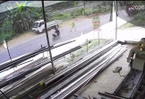 VIDEO: Xe máy chở ba người lao thẳng vào CSGT, một thượng úy bị thương nặng