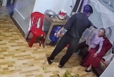 Nghệ An: Phẫn nộ clip con trai đánh mẹ gãy tay