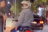 Giám đốc doanh nghiệp ngang nhiên dừng xe giữa đường, dùng gậy “tác động” vào chân người đi xe máy