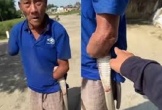 Hãi hùng cảnh cụ ông cụt tay kẹp rắn hổ mang dài hơn 2 mét đi trên đường