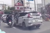 Tài xế bỏ chạy sau khi mở cửa gây tai nạn