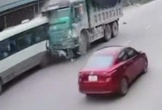 VIDEO: Xe ben tông xe 29 chỗ đưa đón học sinh, đẩy đi hàng chục mét