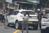 Ép taxi chở vợ dừng giữa đường, dùng gậy sắt đập xe