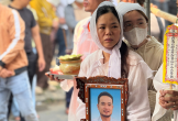 Vụ tài xế taxi bị sát hại tại Quảng Trị: Vợ khóc ngất trong lễ đưa tang chồng