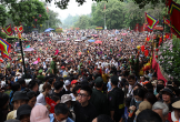 Người dân thành kính hướng về Đền Hùng trong ngày Giỗ Tổ