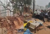 Tường rào bất ngờ đổ sập, 7 người tử vong thương tâm