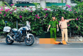 Người đàn ông được dìu vào lề sau cú ngã xe, quay lại làn ô tô rồi tử vong