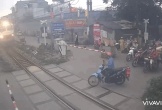 Suýt mất mạng khi lái xe máy vượt rào chắn dù tàu hỏa đang lao tới