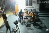 Toàn bộ clip nhóm đối tượng xông vào nhà dân hành hung khiến 2 người nhập viện ở Hà Nội