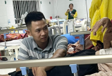 Cháu trai trắng đêm chăm bà la hét, gào khóc trong viện gây xúc động