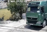 Video tài xế lái xe đầu kéo tông gãy cần chắn đường sắt khi tàu đang tới