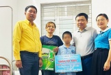 Thầy hiệu trưởng nhận đỡ đầu bé trai nghi bị cha và mẹ kế bạo hành