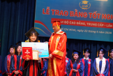 Nữ sinh gây ấn tượng mạnh khi trở thành thủ khoa cả đầu vào lẫn đầu ra