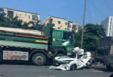 Ôtô bị tông nát bét sau tai nạn liên hoàn, tài xế thoát chết thần kỳ