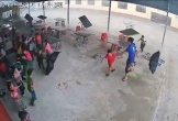 Thót tim với cảnh gió lốc thổi bay bàn ghế, học sinh chạy tán loạn ở Lào Cai
