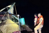 Bắt quả tang hai tàu khai thác cát trái phép trên sông Lam
