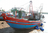 Nghệ An lai dắt tàu cá bị chìm gần cửa biển Lạch Vạn vào bờ an toàn