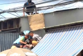 Leo lên mái nhà lắp biển quảng cáo, 2 người bị điện giật 