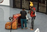 Vừa gọi “anh Nhân ơi…” thì shipper giao hàng gặp nạn, đoạn camera do chủ nhà trích xuất lan truyền khắp nơi