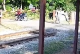 Nhân viên đường sắt cứu nam thanh niên trước đầu tàu hỏa