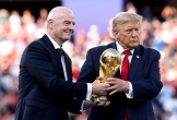 Tổng thống Donald Trump cùng chủ tịch FIFA trao cúp vô địch World Cup cho Tây Ban Nha, vỗ vai động viên Messi