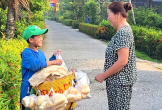 'Cậu bé bánh mì' và hành trình chắt chiu giấc mơ đến trường