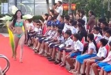 Thí sinh hoa hậu trình diễn áo tắm trước học sinh ở Lý Sơn gây tranh cãi