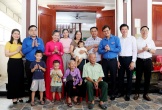 Bí thư thứ nhất Trung ương Đoàn và lãnh đạo tỉnh thăm, tặng quà cựu thanh niên xung phong Trần Thị Thông