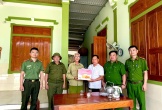 Công an xã Anh Sơn Đông thăm hỏi, tặng quà tri ân gia đình thân nhân liệt sĩ, thương binh nhân dịp 27/7