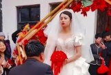 Giữa đám cưới, cô dâu liên tục có 