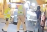 Tạm giữ người đàn ông đấm CSGT khi bị kiểm tra nồng độ cồn