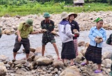 Quân dân xã biên giới Nghệ An dựng kè chống sạt lở trước mùa mưa lũ